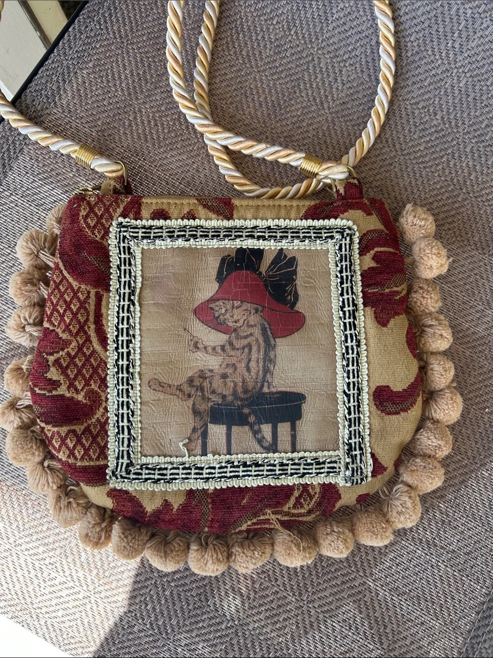 PULVERMACHER Vintage-Inspired Red & Tan Tapestry Crossbody Bag with cat in a hat